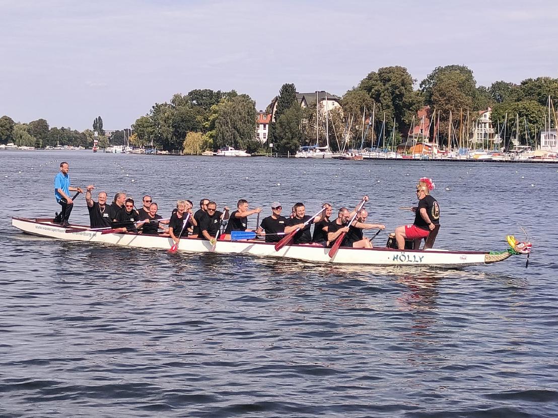 Kohorte Mittellinie beim Drachenbootrennen – Union-Familie auf dem Wasser! Kohorte Mittellinie beim Drachenbootrennen – Union-Familie auf dem Wasser!